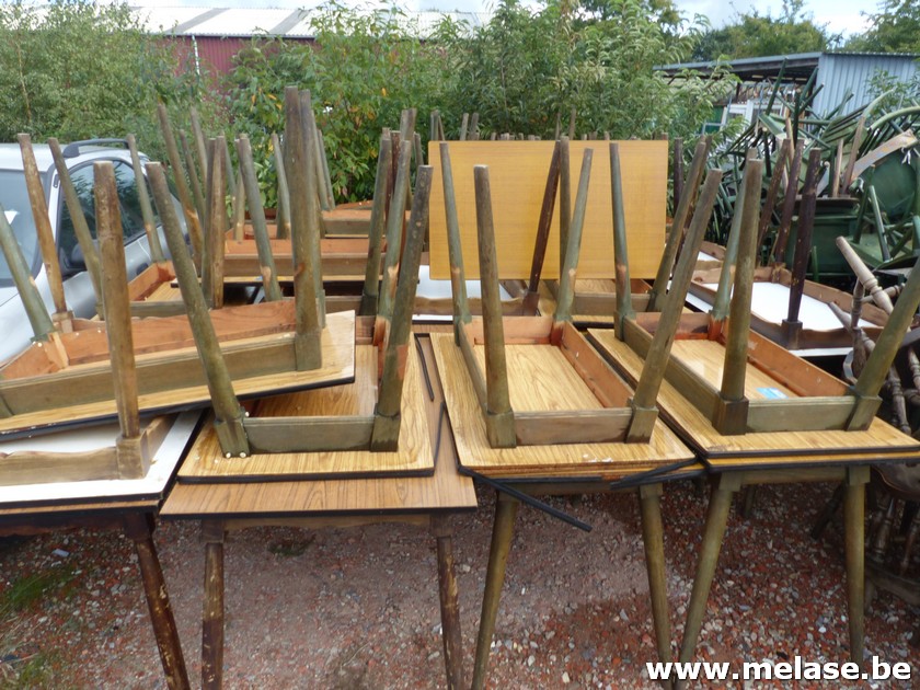 Partij houten tafels