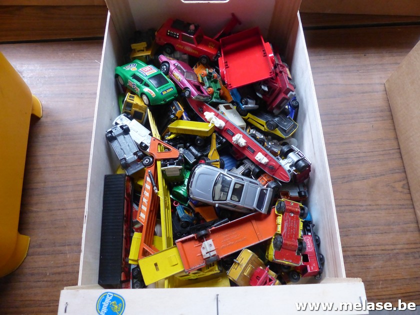 Kartonnen doos "speelgoedauto's"