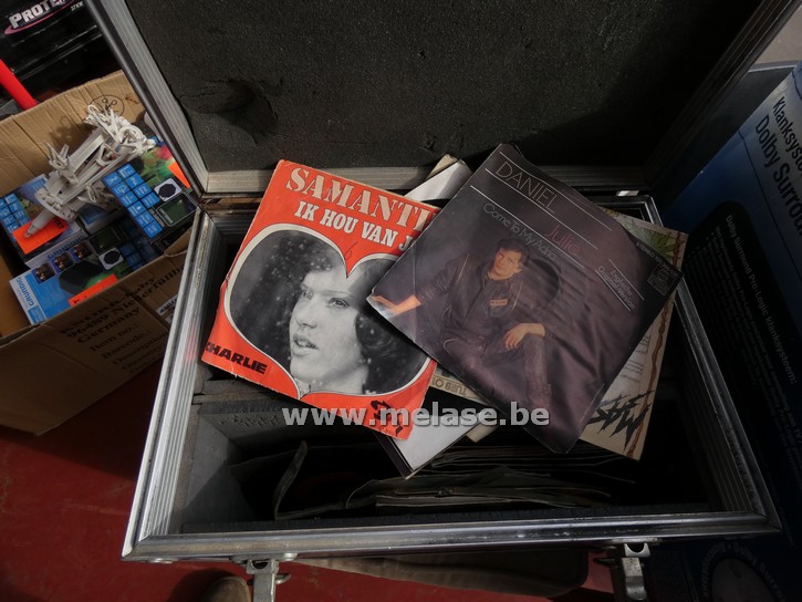 Metalen koffer met singles