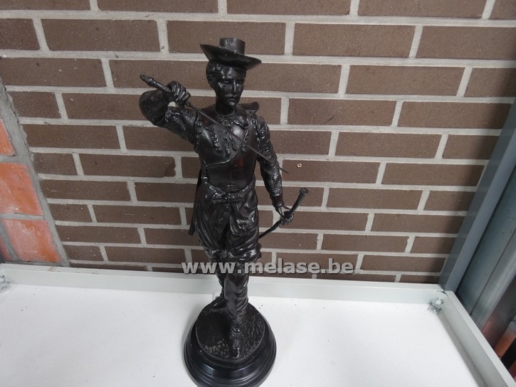 Bronzen beeld "man met degen"