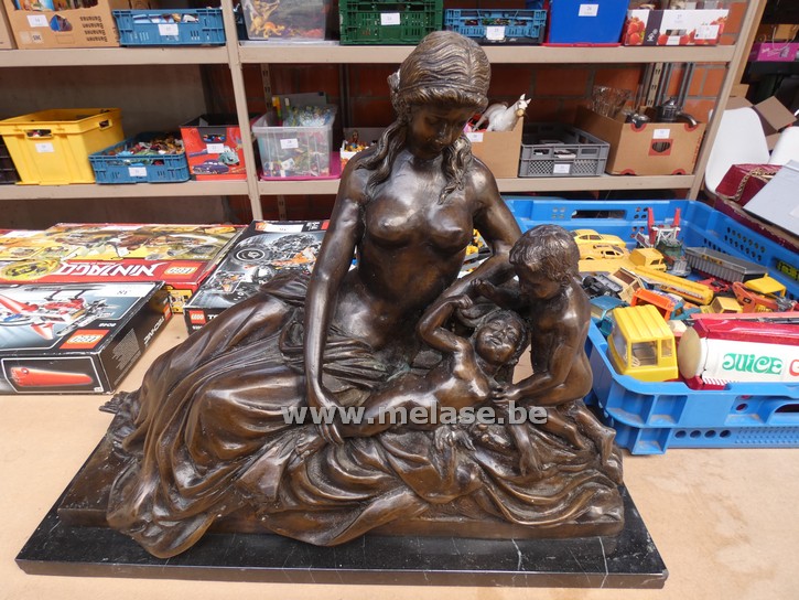 Bronzen beeld "Moeder met kinderen"