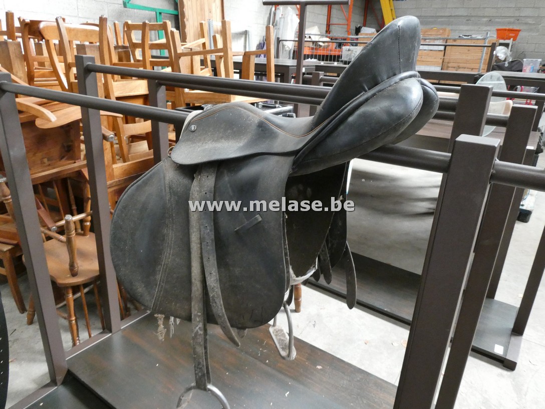 Lederen paardenzadel 
