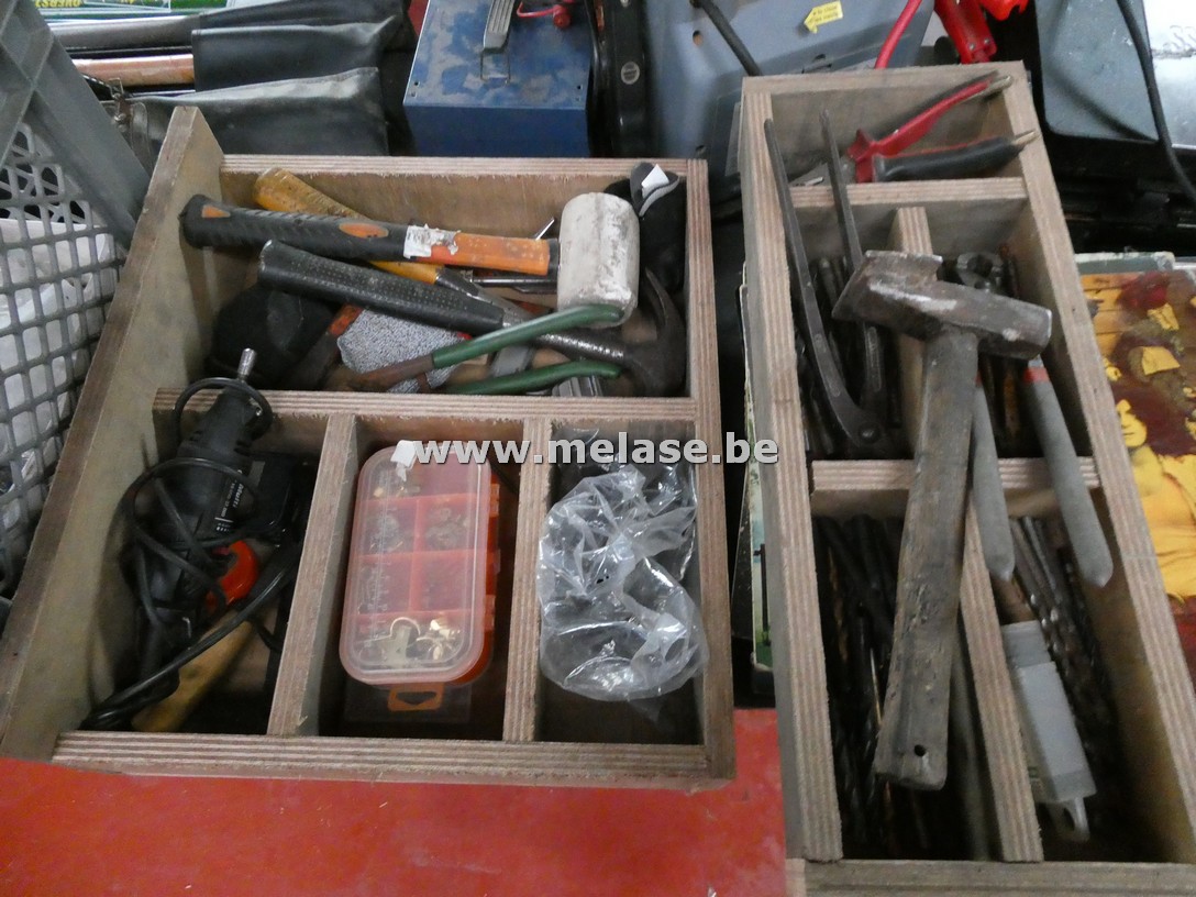 2 houten bakken divers gereedschap