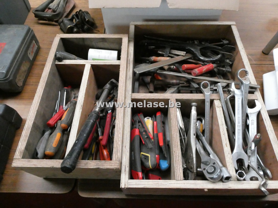2 houten bakken divers gereedschap