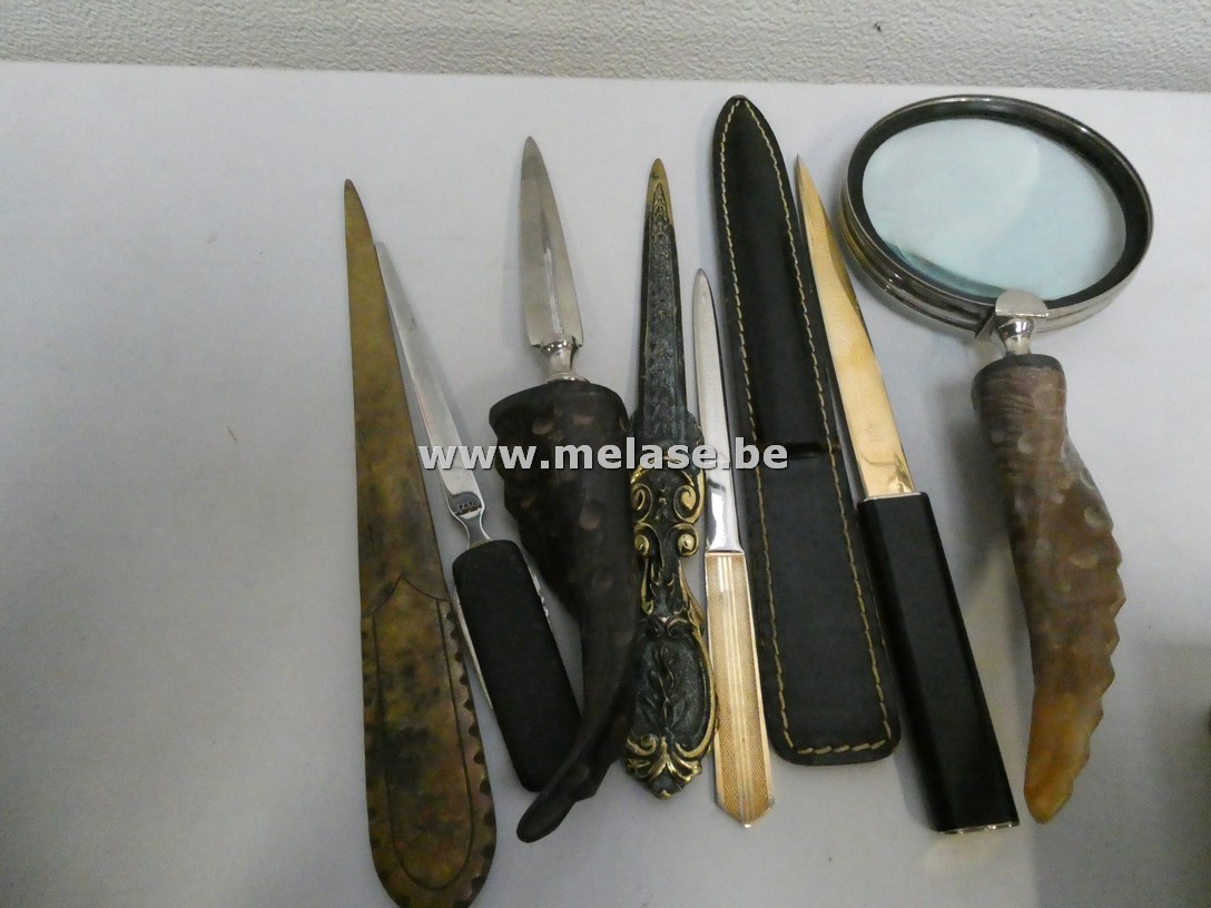 Oudtijdse brievenopeners en vergrootglas