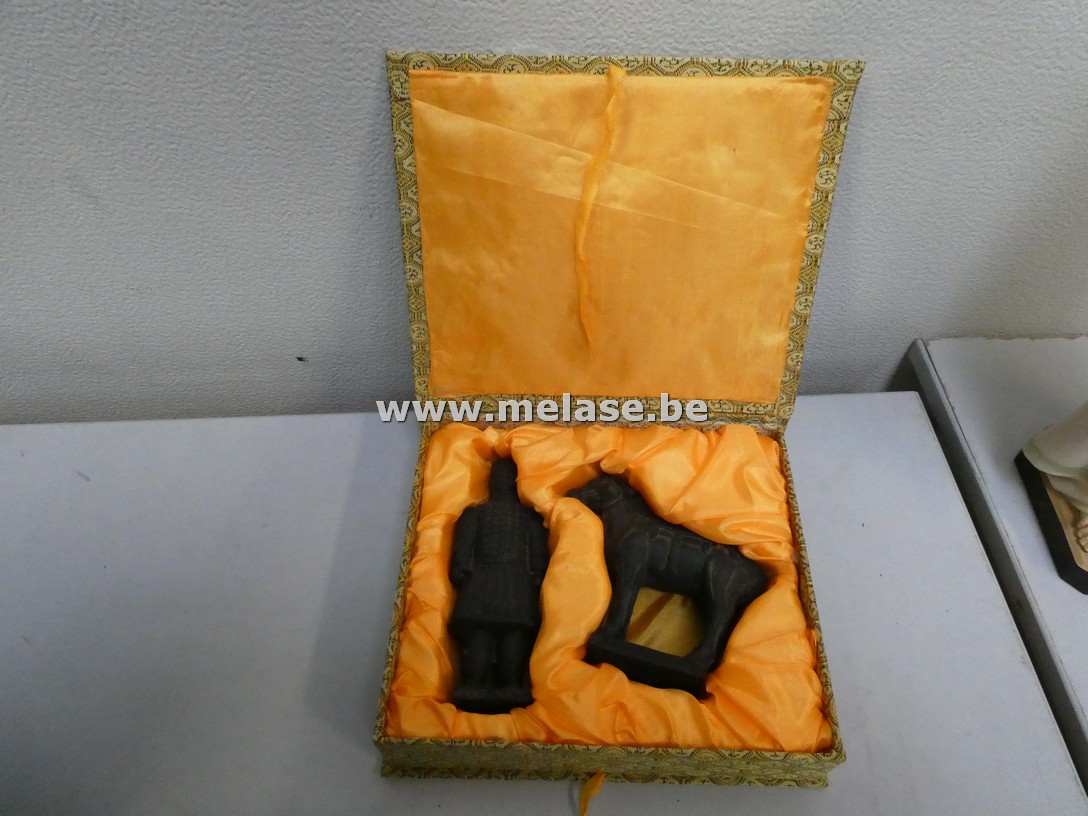 Koffertje met miniaturen "Chinees terracotta leger"