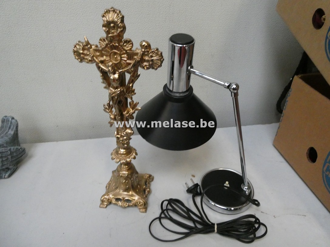 Kruisbeeld en bureellamp