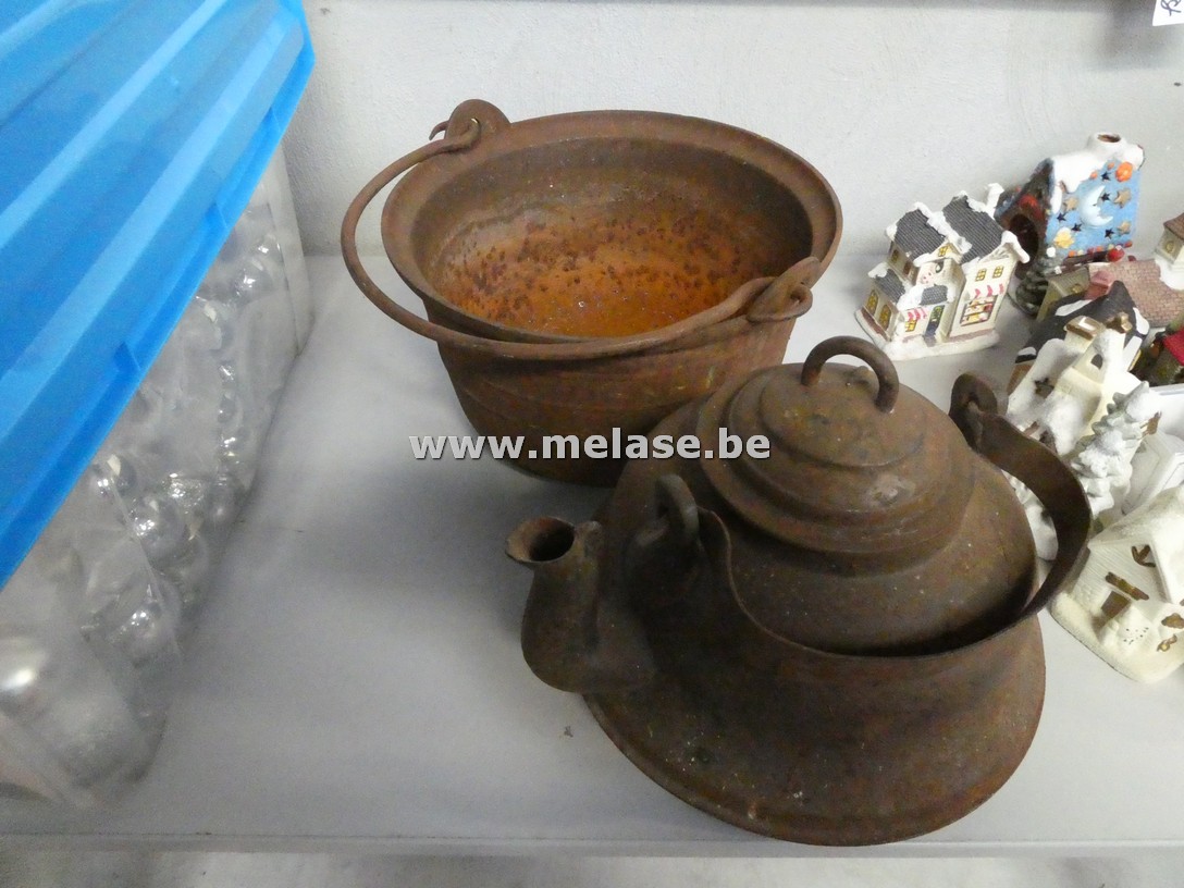 Oude gietijzeren ketel en emmer