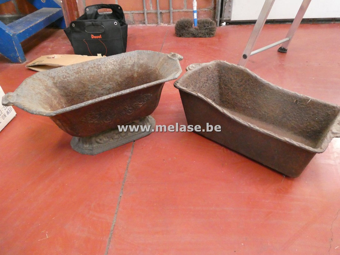 Antieke gietijzeren plantenbakken