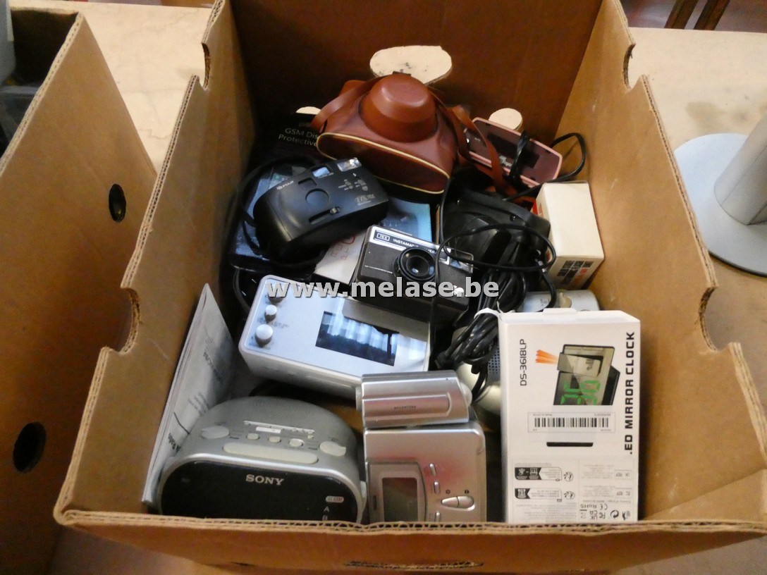 Doos fototoestellen en wekkerradio's