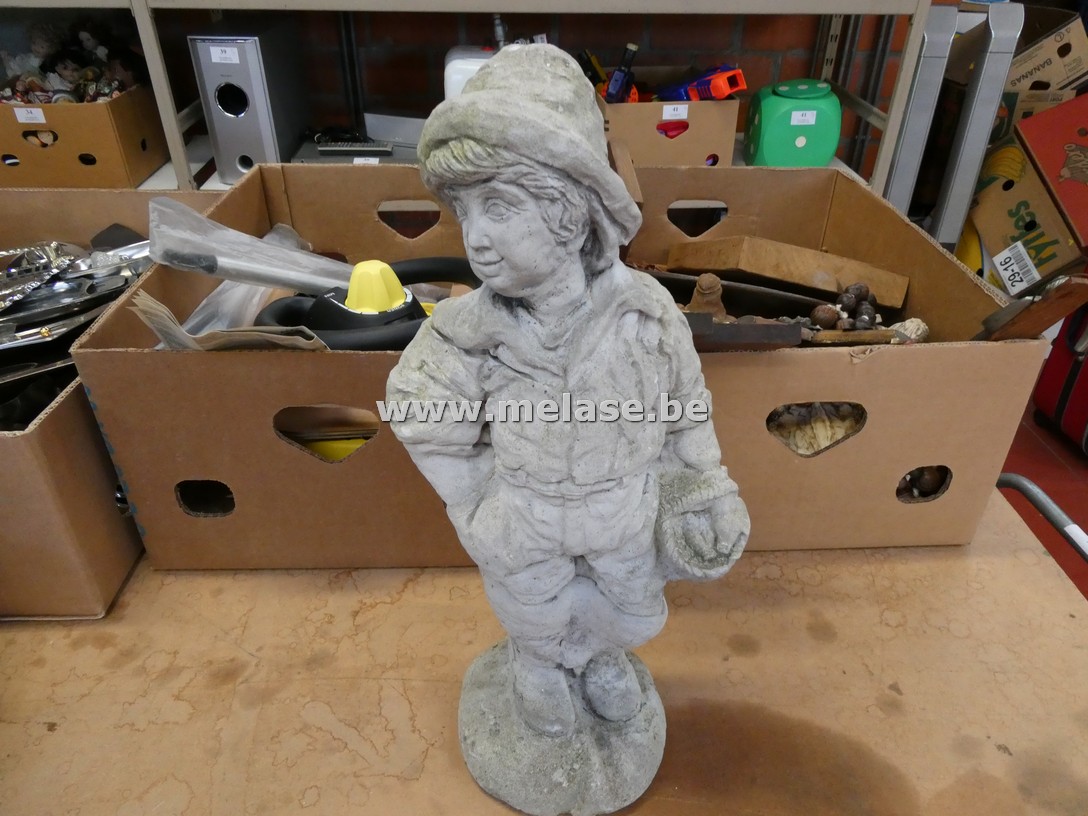 Betonnen tuinbeeld "Mannetje met mand"