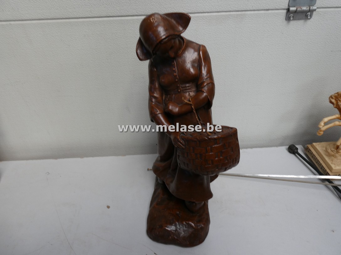 Beeld "vrouw met mand"