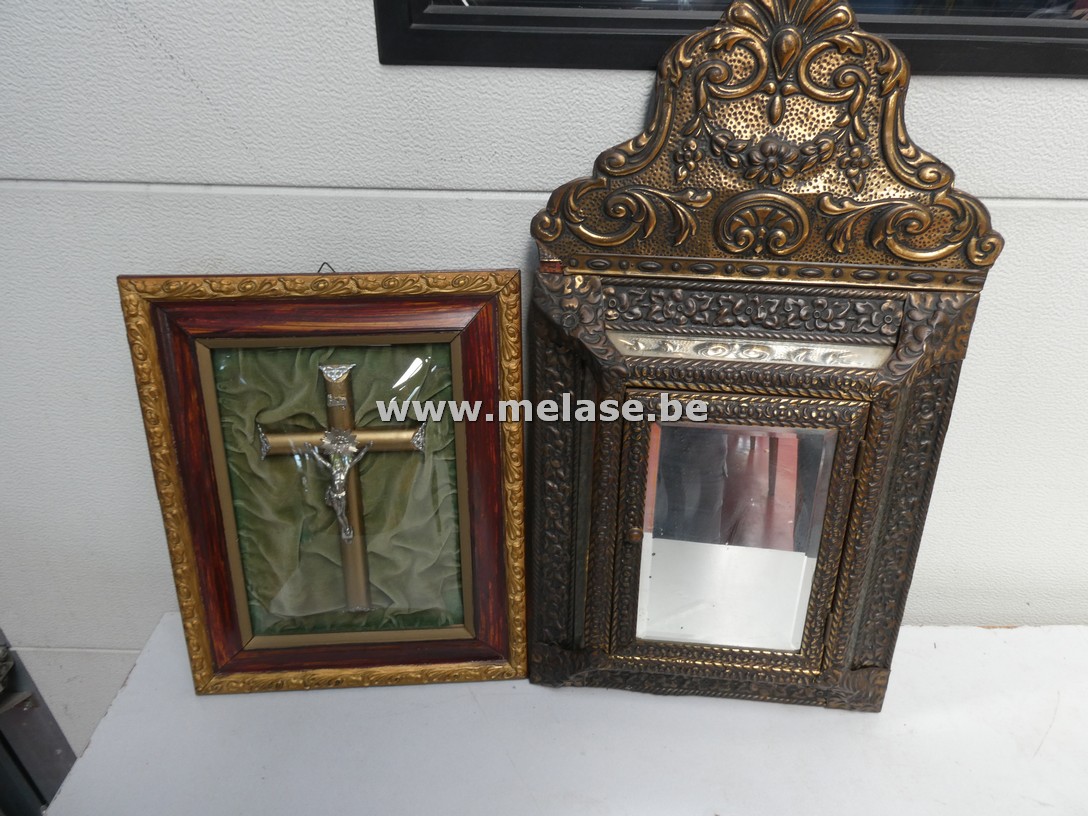 Kruisbeeld in "vergulde kader"