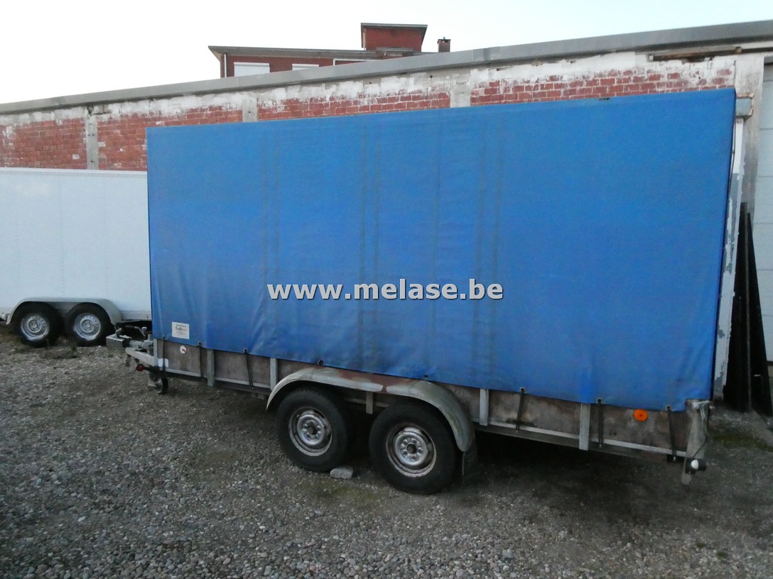 Dubbelas aanhangwagen met huif