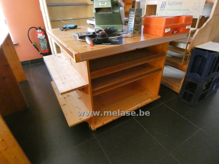 Houten vakkentafel op wielen