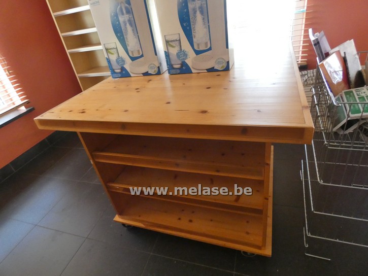 Houten vakkentafel op wielen