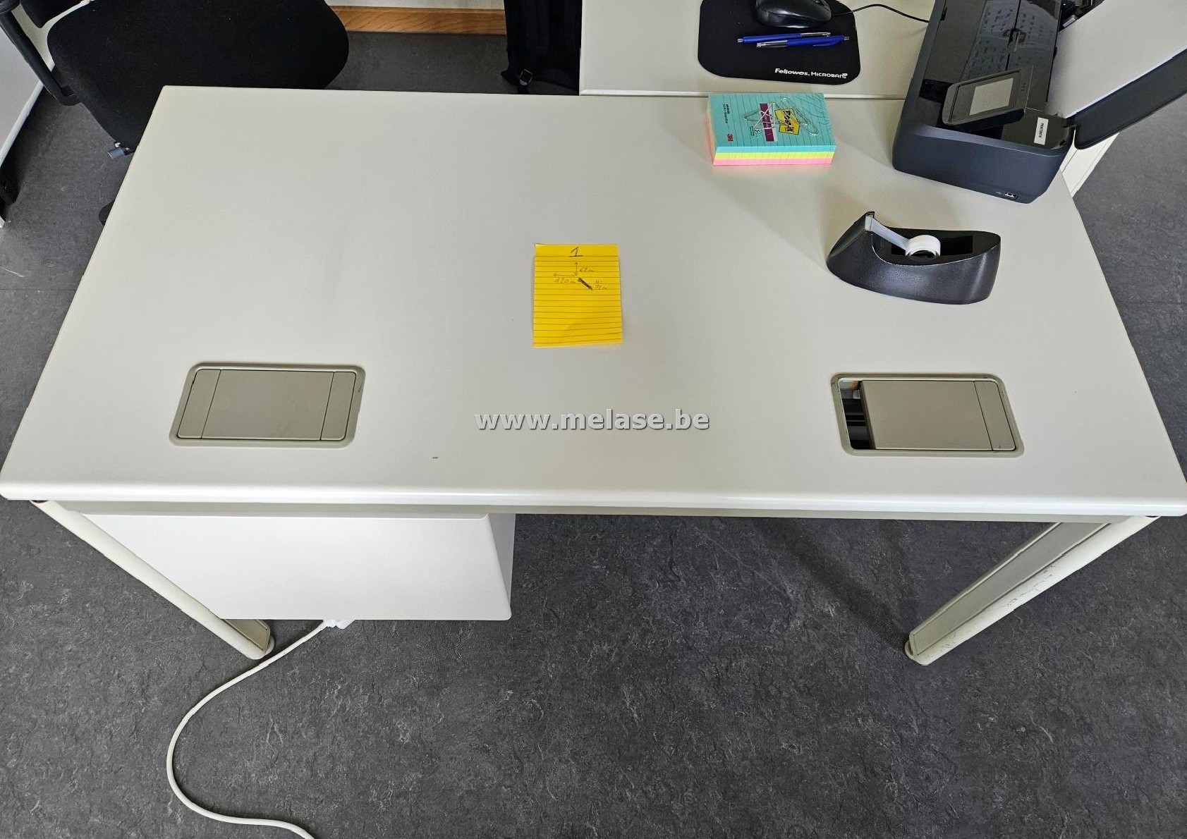 L-vormig bureel + wandkast