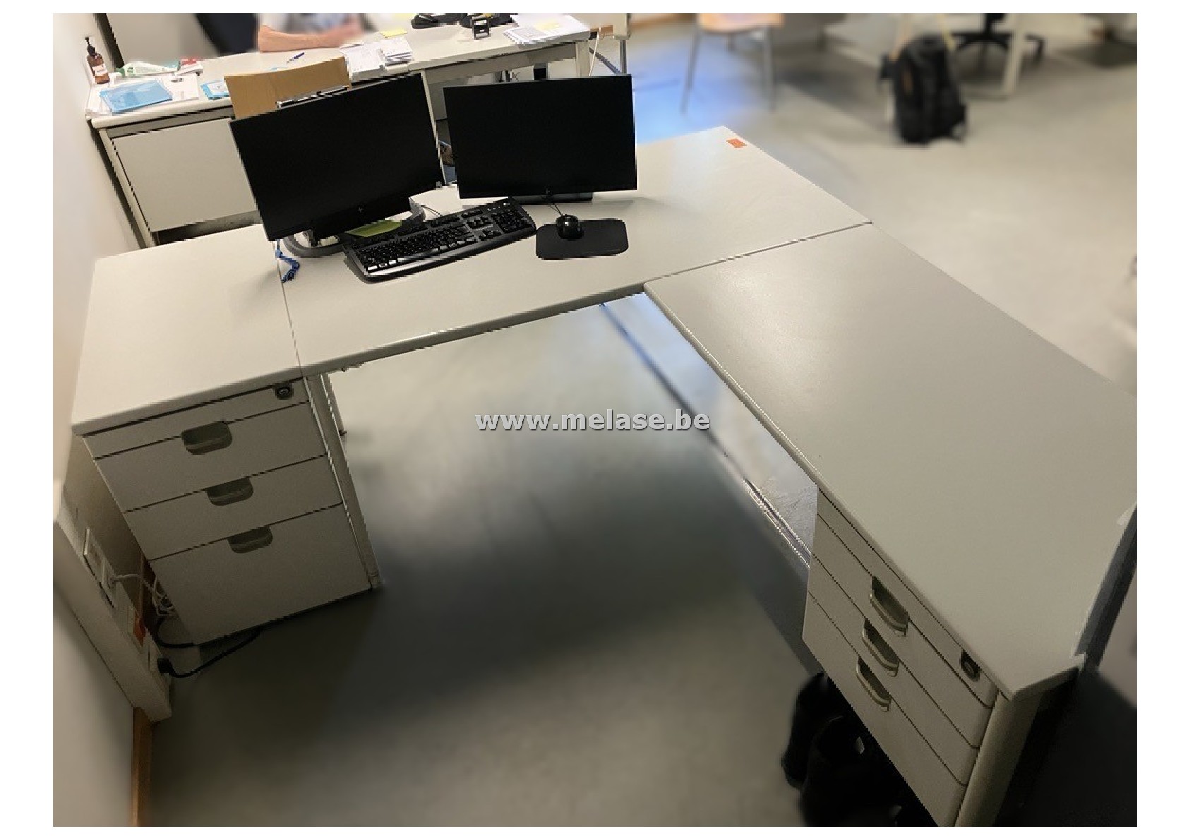 L-vormig bureel + wandkast