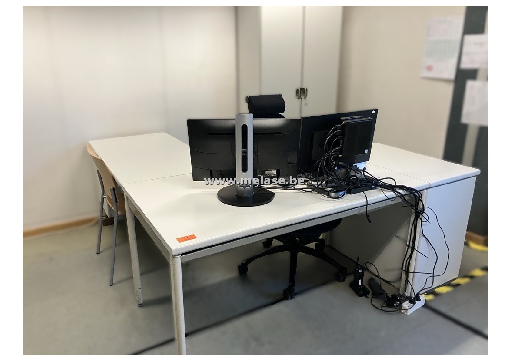L-vormig bureel + wandkast