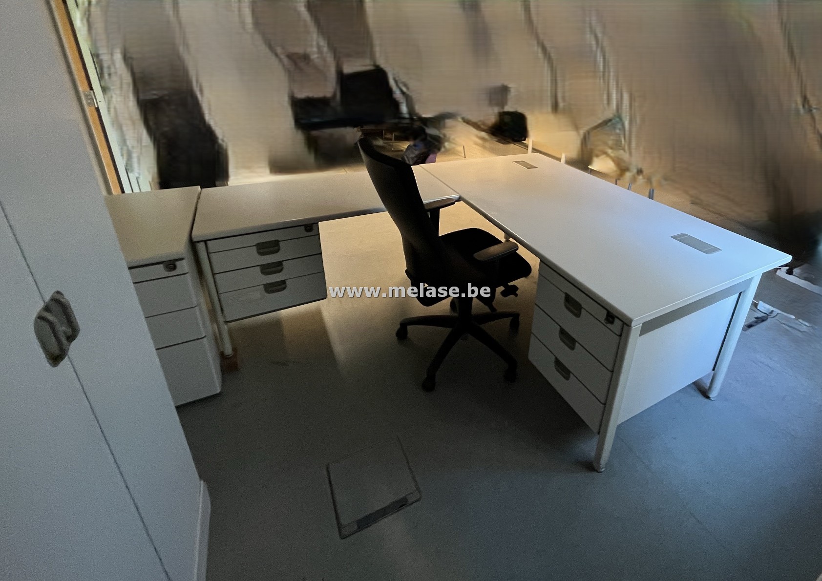 L-vormig bureel + wandkast