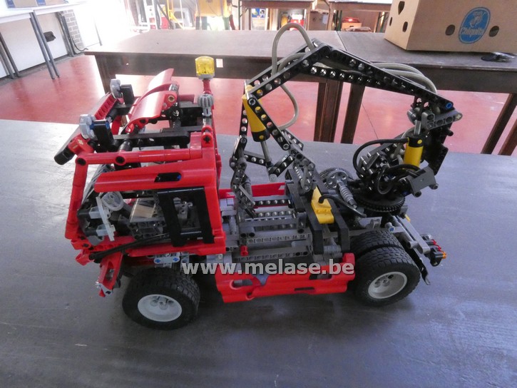 Lego Technics "vrachtwagen met kraan - rood"