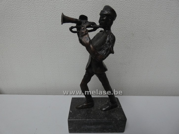 Bronzen beeld "Trompetist"