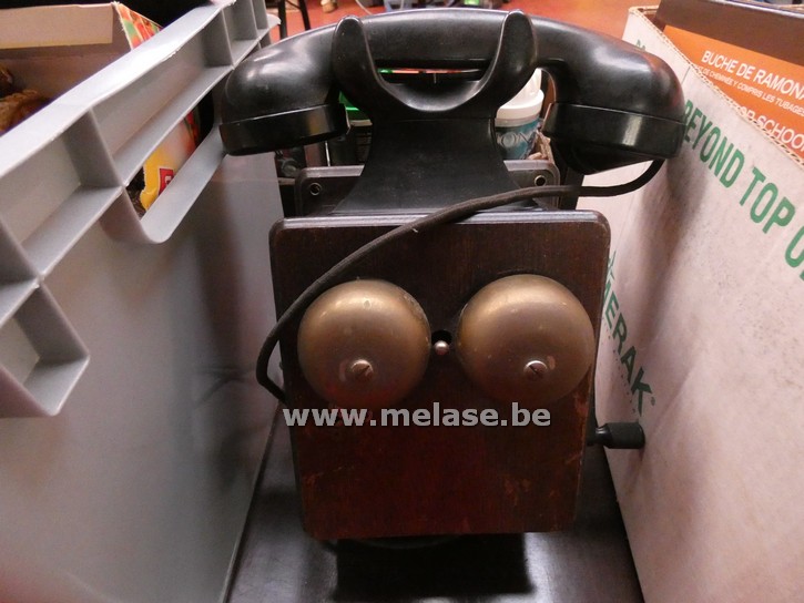 Oudtijdse muurtelefoon