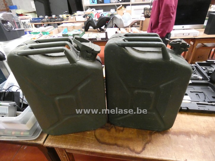 Jerrycans "groen - metaal"