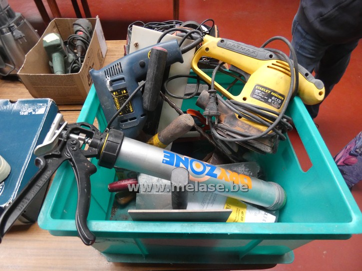 Plastieken bak met werkmateriaal