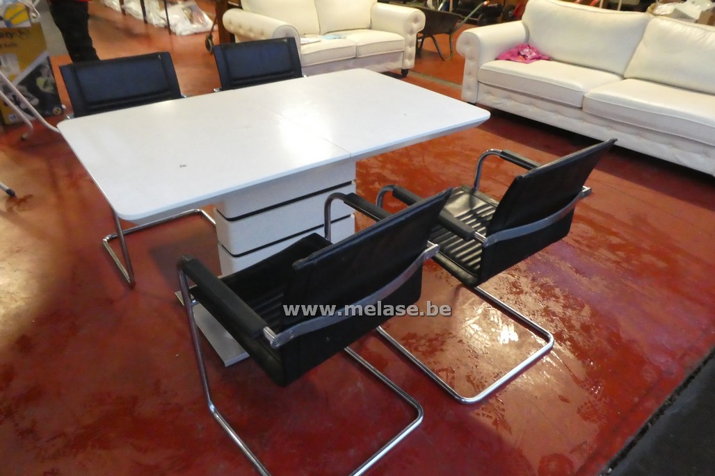 Design tafel "wit chrome poot"