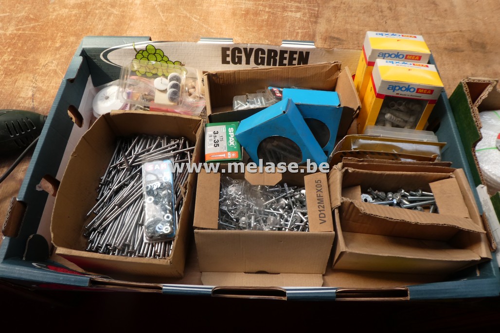 Doos schroeven - pluggen en nagels