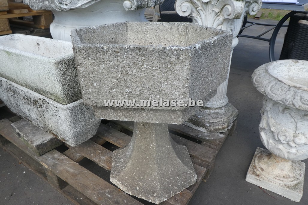 Bloempot op voet "beton"