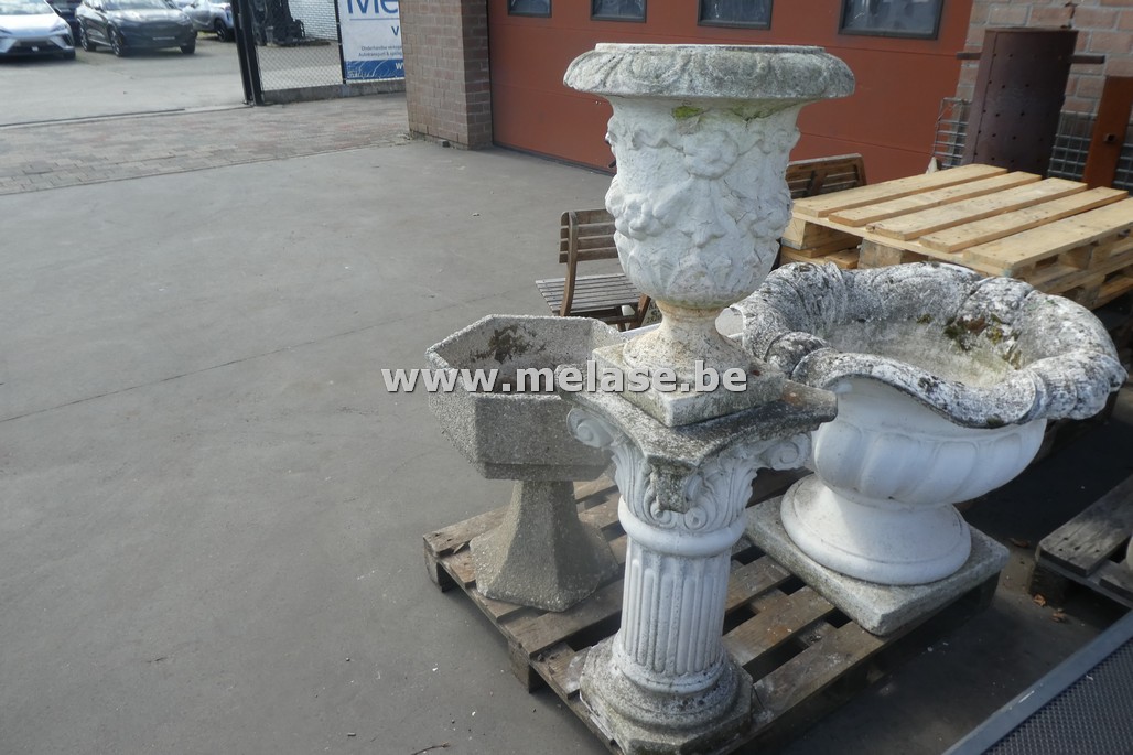Bloempot op zuil "beton"