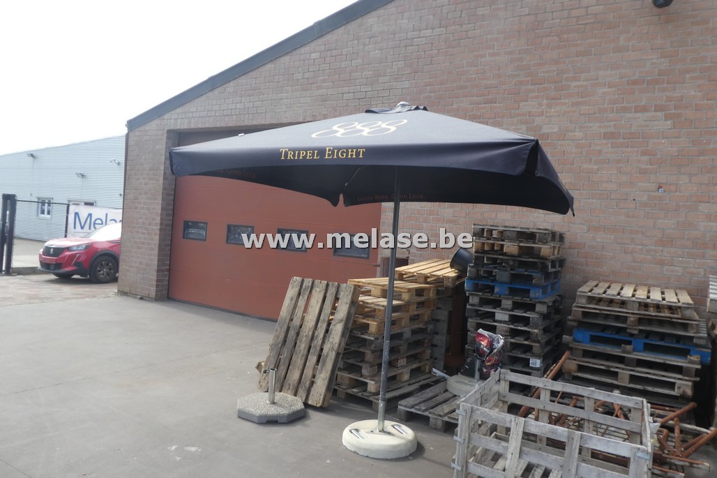 Parasol met voet "Tripel 888"