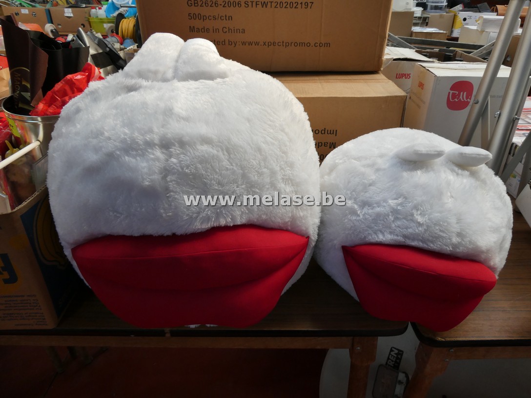 Knuffel bol met rode lippen