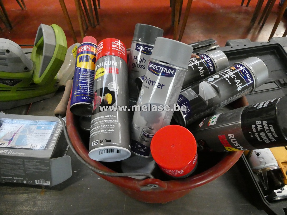 Emmer met diverse spuitbussen