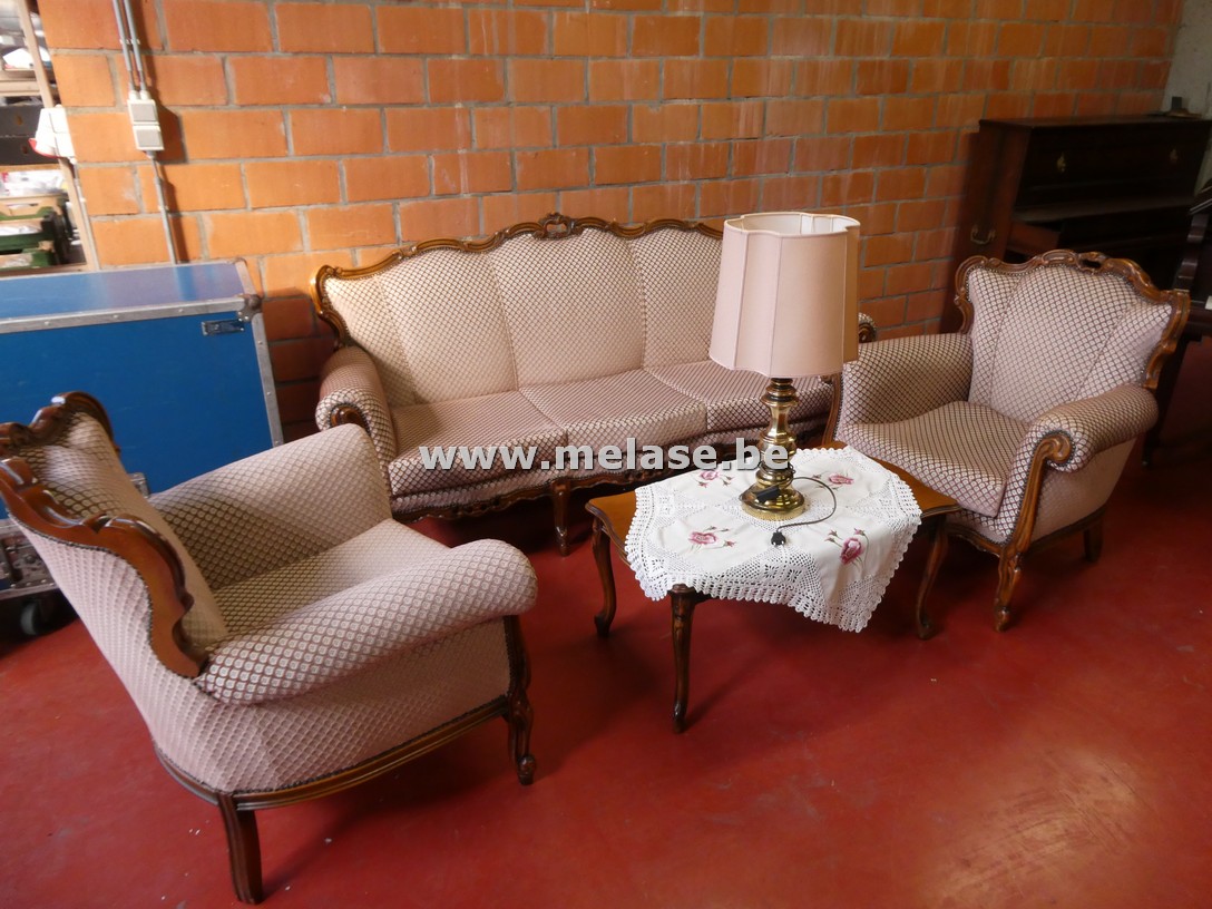 Retro salon met salontafel en schemerlamp