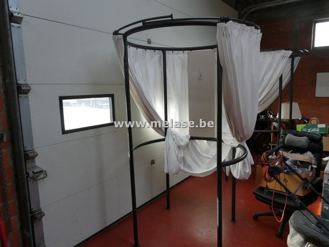 Zware metalen paskamer met gordijnen