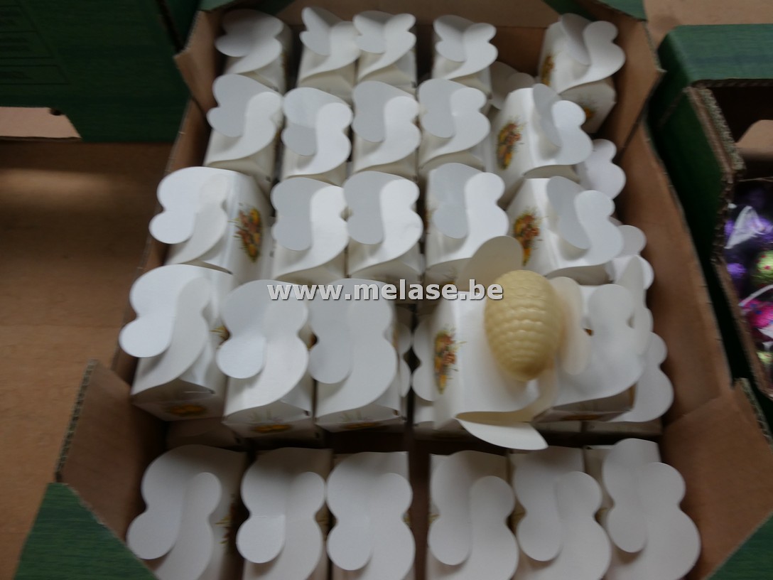 Geschenkverpakking met kleine witte chocolade eieren