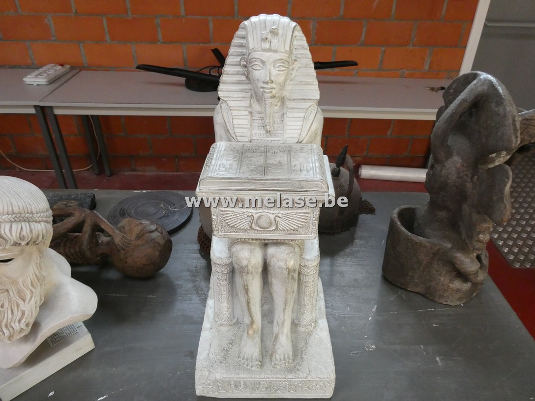 Egyptisch decoratiebeeld van een "zittende farao op een troon"