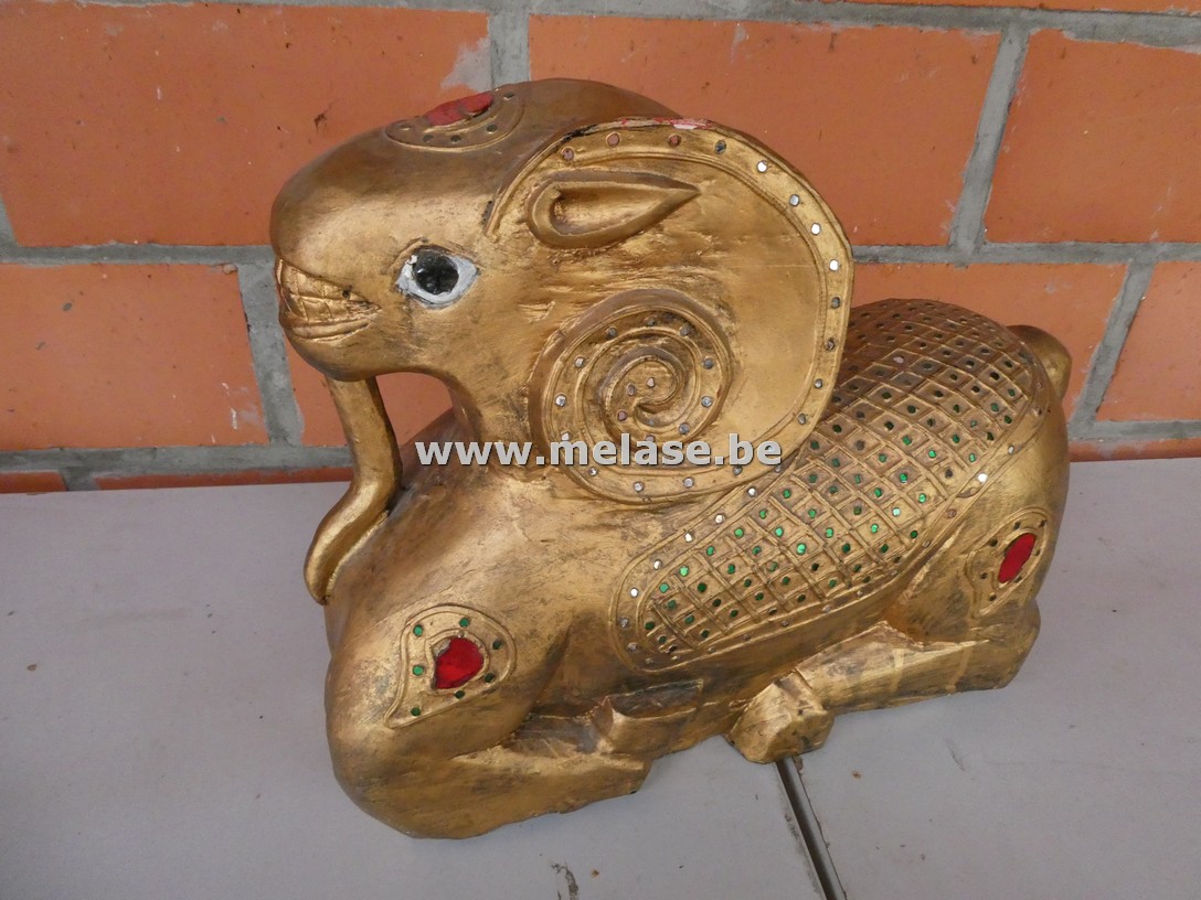 Houten sculptuur van een liggende ram "Indo-Perzische of Indiase antieke stijl"
