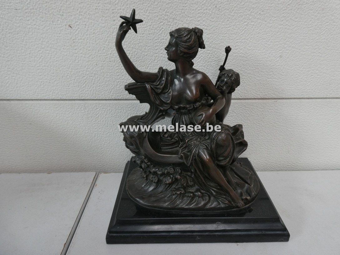 Bronzen beeld "vrouw met zeester en kind"