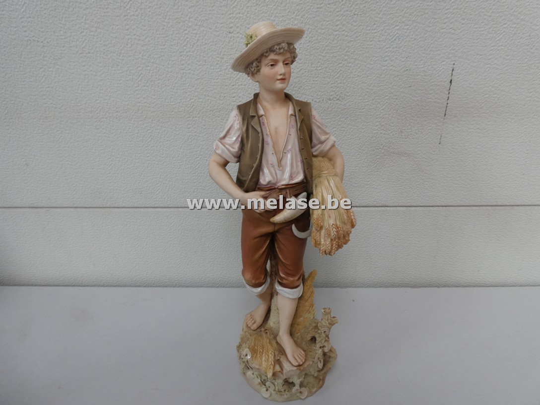 Porseleinen beeld "jonge boer/oogster"