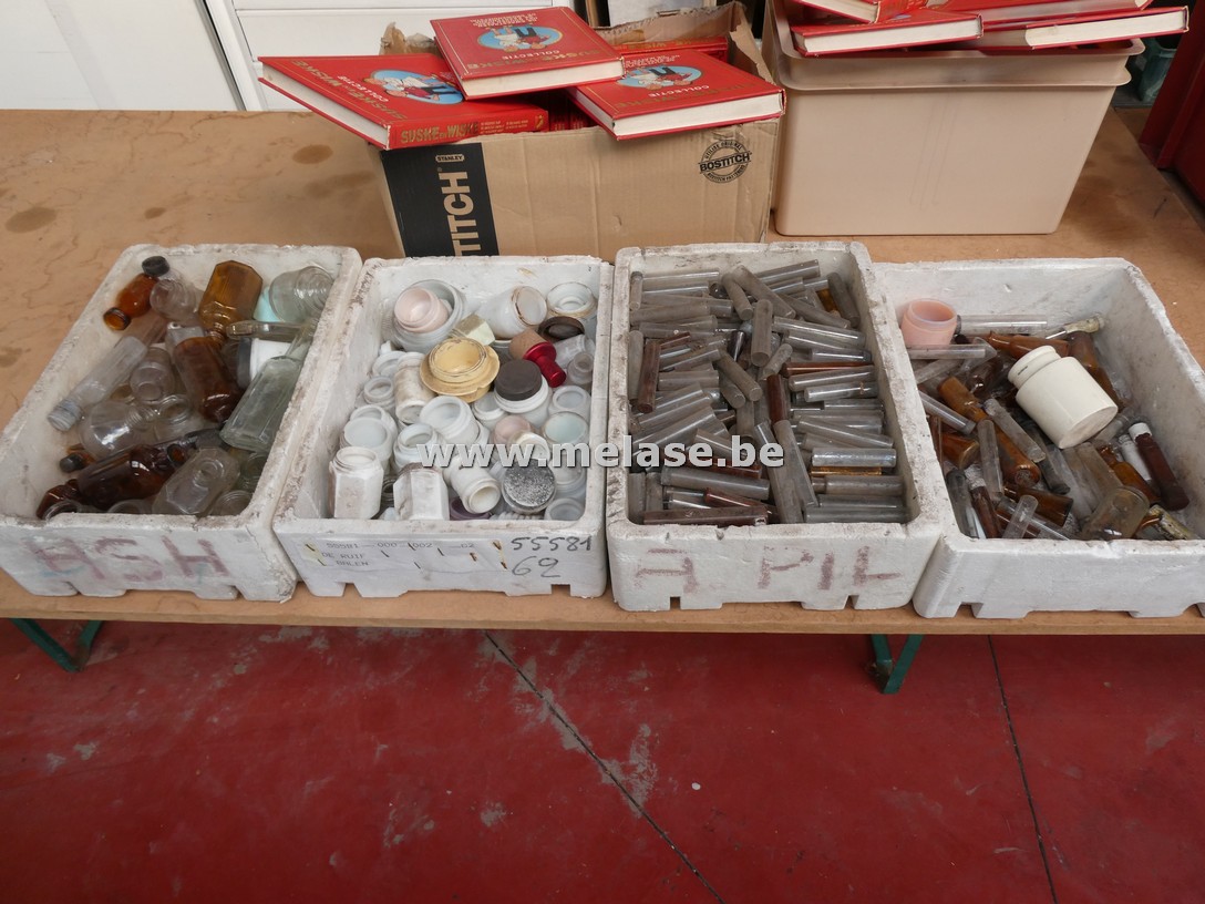 Partij oude en antieke apothekers- en medicijnflessen en potjes