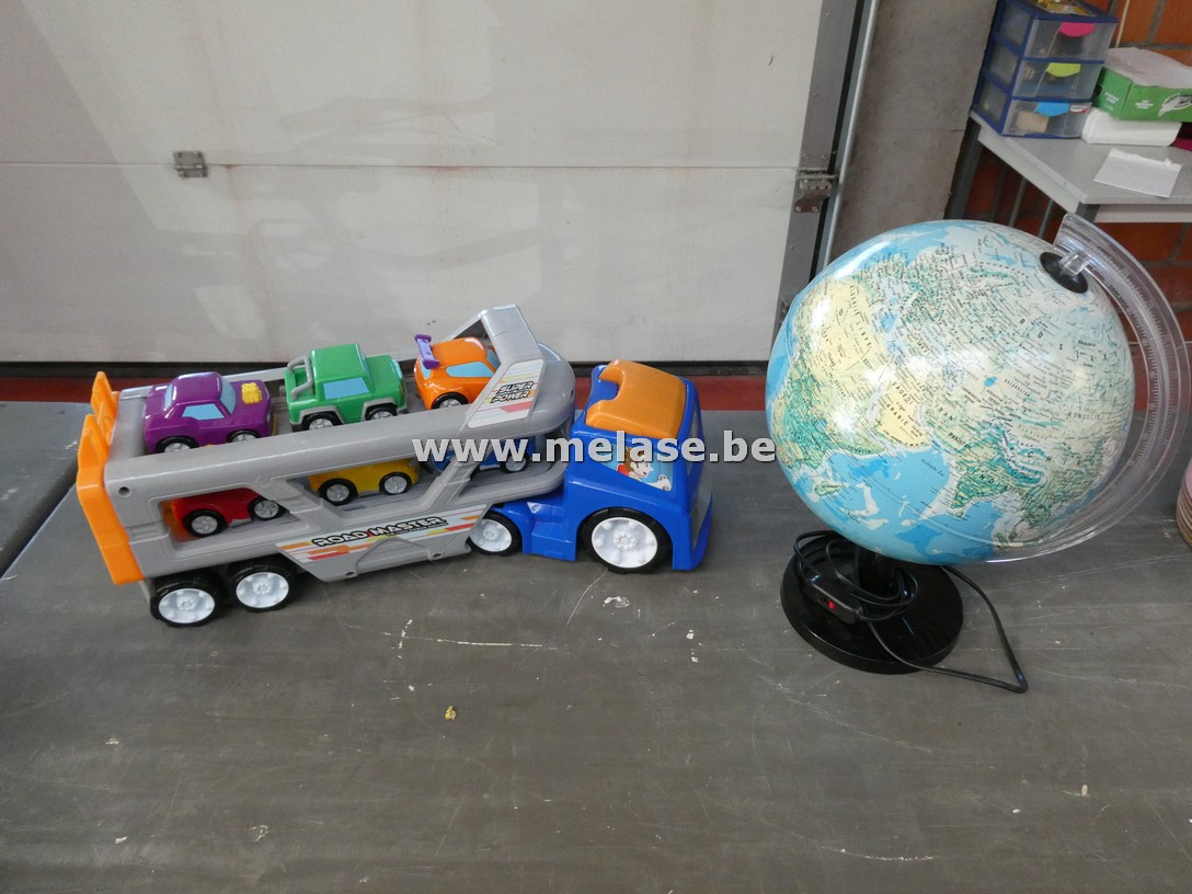 Wereldbol + speelgoedvrachtwagen