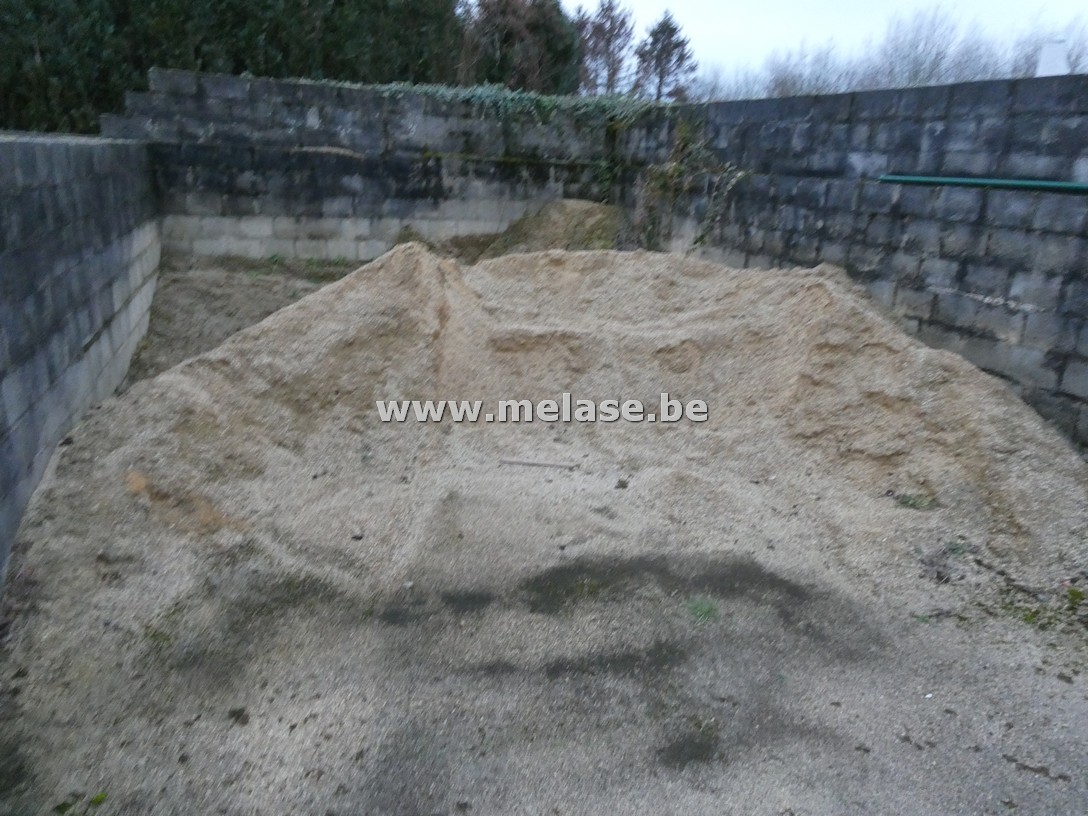 Partij geel zand met kiezel