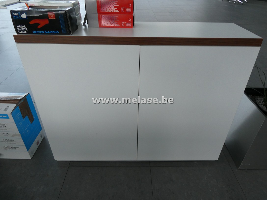 Lage wandkast "met bruine rand"