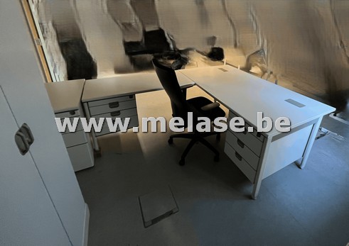 L-vormig bureel + wandkast