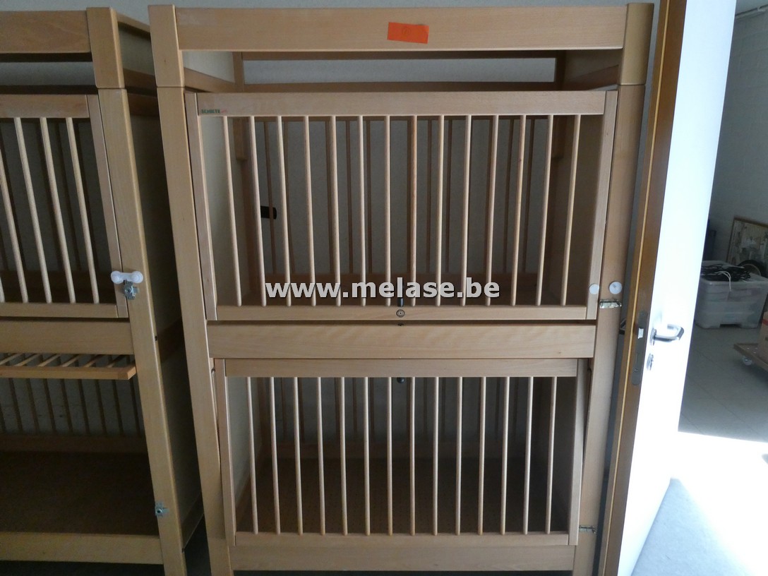 Houten box/stapelbabybedje met spijlen