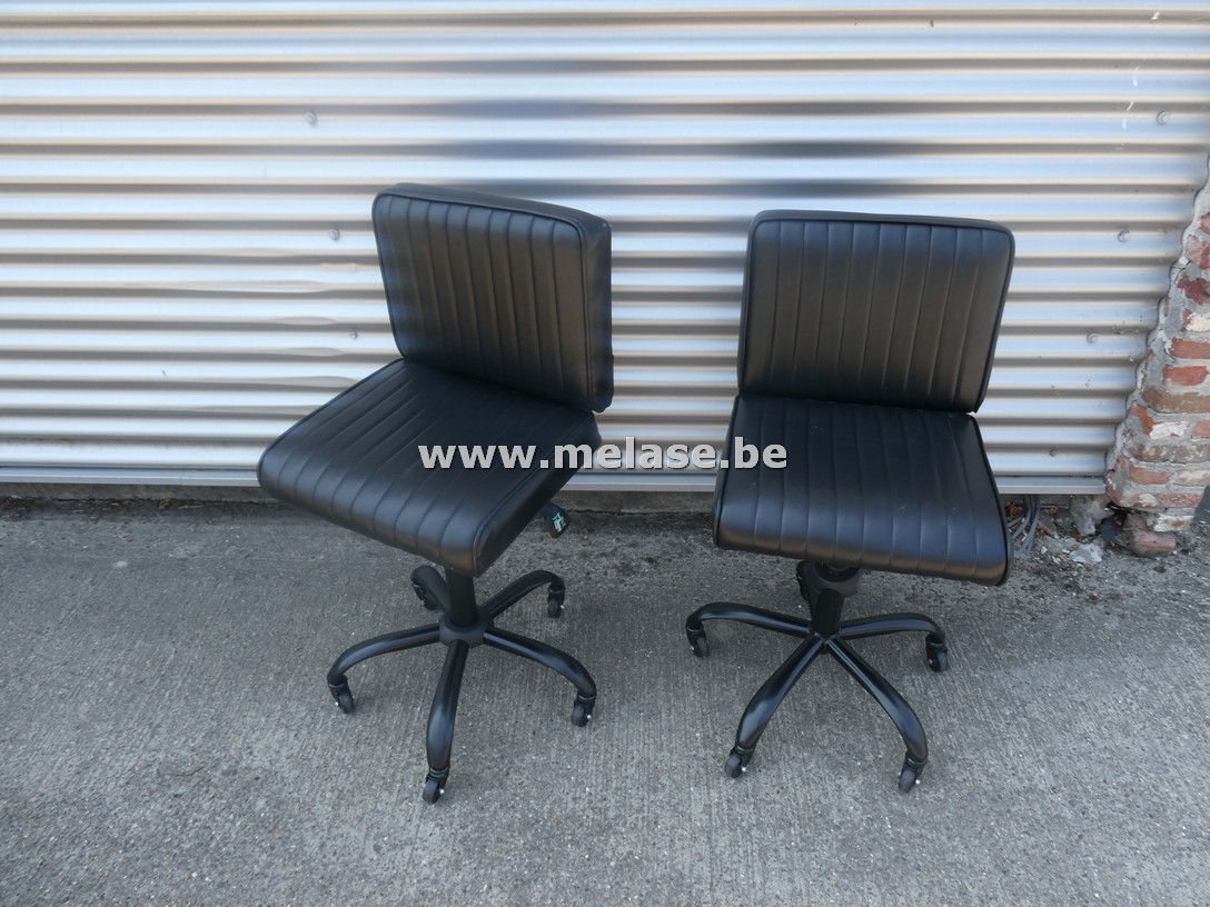 Zwart lederen stoelen op wielen 